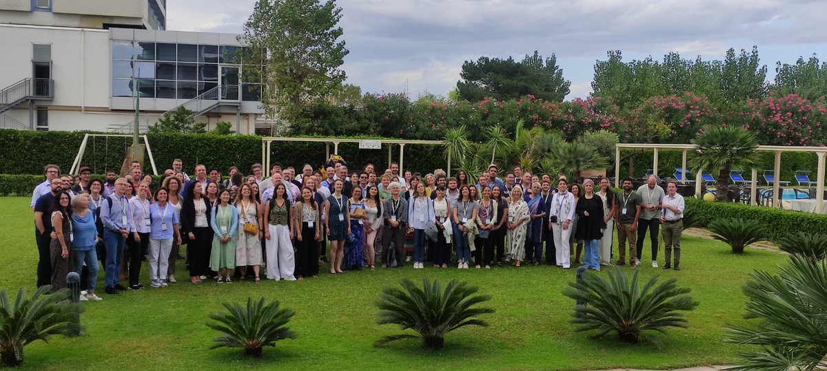 Lunch break starts: today, finally, our hilarious group photo! #GeoVet2023 #picoftheday