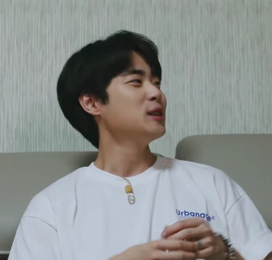내가 사랑하는 공주 습관은 머쓱할 때 목을 만지던 습관 싱긋 웃을 때 송곳니가 뿅 나오던 습관
그래두 역시 내가 제일 사랑하던 습관은 팬이 선물한 반지 항상 끼고다니며 슥슥 만지던 습관…❤️