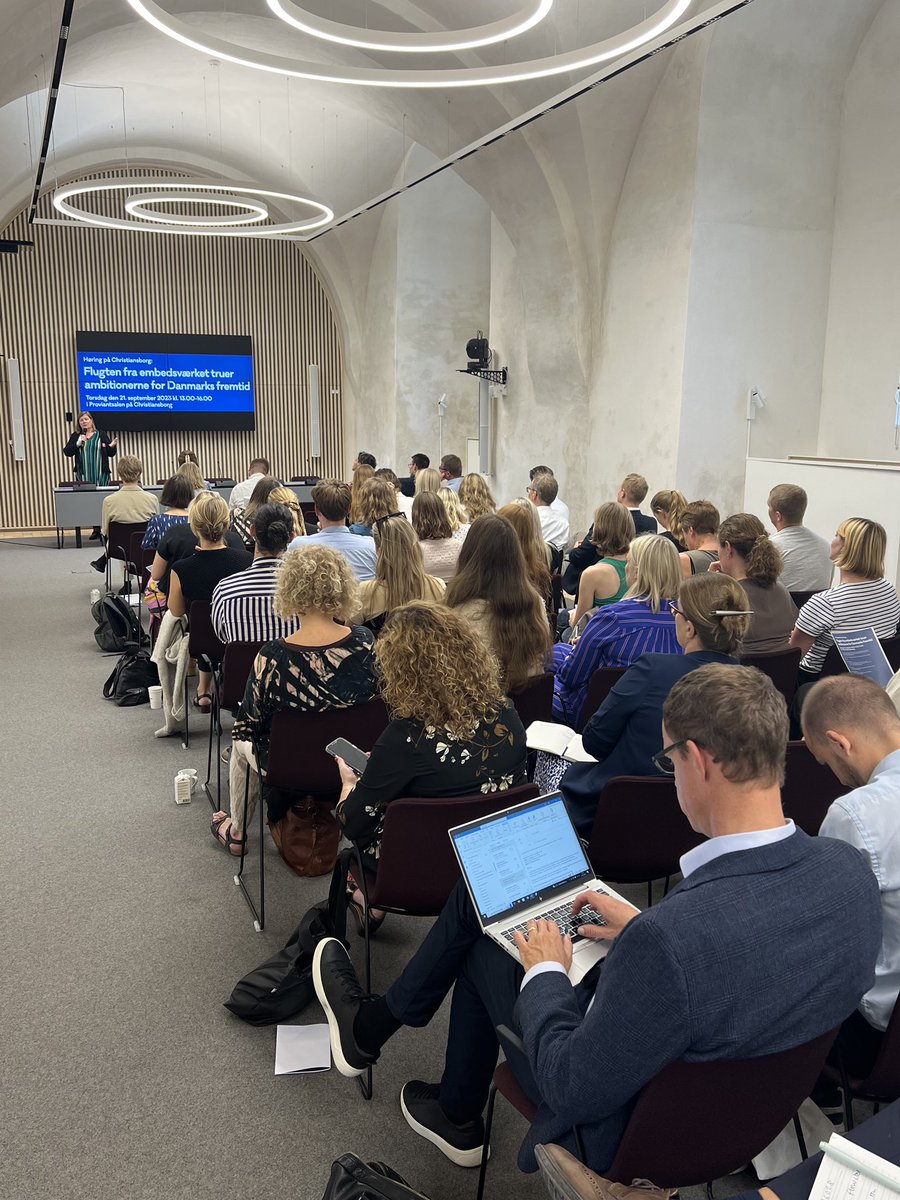 djoef's tweet photo. Arbejdspresset og tempoet er alt for højt i embedsværket. Alting haster – hele tiden. Det skal vi gøre noget ved. Ellers får vi dårligere politiske løsninger på fremtidens problemer. Sammen med @radikale og @ACakademikerne afholder vi lige nu høring på Christiansborg.

#dkpol https://t.co/0XzRE6ab13