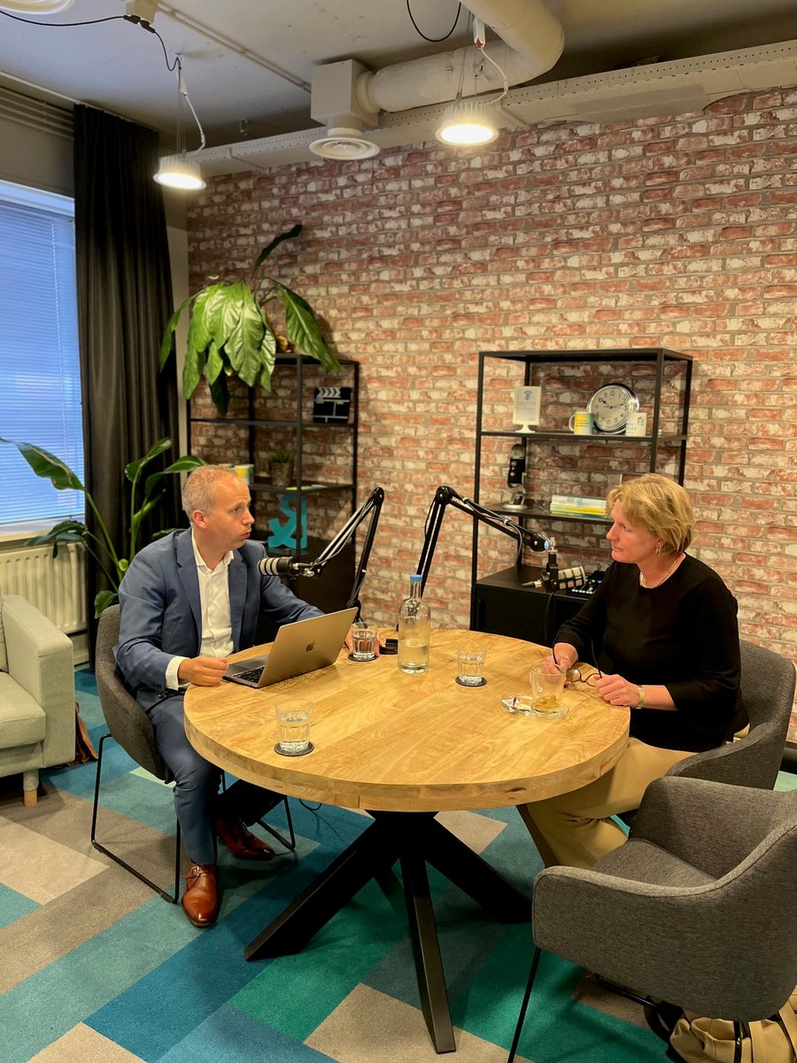 Vanochtend sprak Diana Starmans van <a href="/SVBonline/">SVB</a> bij de Nationale Data Podcast met <a href="/CSVerhagen/">Christian</a> over een SVB-pilot met <a href="/TNO_nieuws/">TNO Nieuws</a>  <a href="/UWVnl/">UWV</a>  waarbij met behulp van een nieuwe techniek inkomensondersteuning proactief is toegekend aan 28 financieel kwetsbare huishoudens.