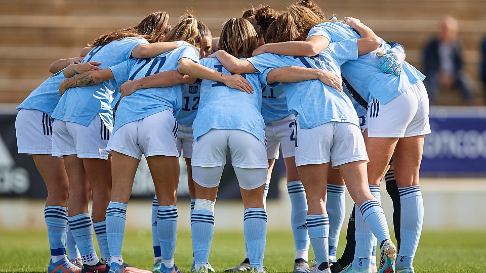 Erafutbolfem's tweet photo. 🚨 La @SEFutbolFem anuncia que Claudia Pina ha causado baja en la convocatoria de la selección sub-23, que hoy jugará un amistoso contra Portugal
❗️ Pina fue una de las jugadoras de 'Las 15' que no se mostró convocable antes del Mundial, al igual que Patri Guijarro y Mapi León https://t.co/PwY0FcwSYB