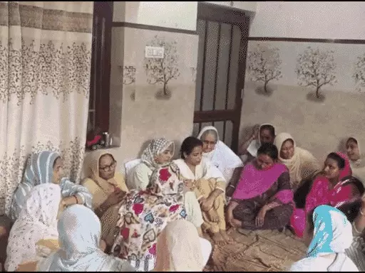 DainikBhaskar's tweet image. पंजाब के मुख्यमंत्री भगवंत मान न्यू चंडीगढ़ स्थित शहीद कर्नल मनप्रीत सिंह के घर पहुंचे। यहां उन्होंने शहीद परिवार से मुलाकात की। कर्नल मनप्रीत सिंह 13 सितंबर को कश्मीर के अनंतनाग में आतंकियों से लोहा लेते हुए शहीद हुए थे।
#Punjab #manpreetsingh 
dainik-b.in/3MorqlOwgDb