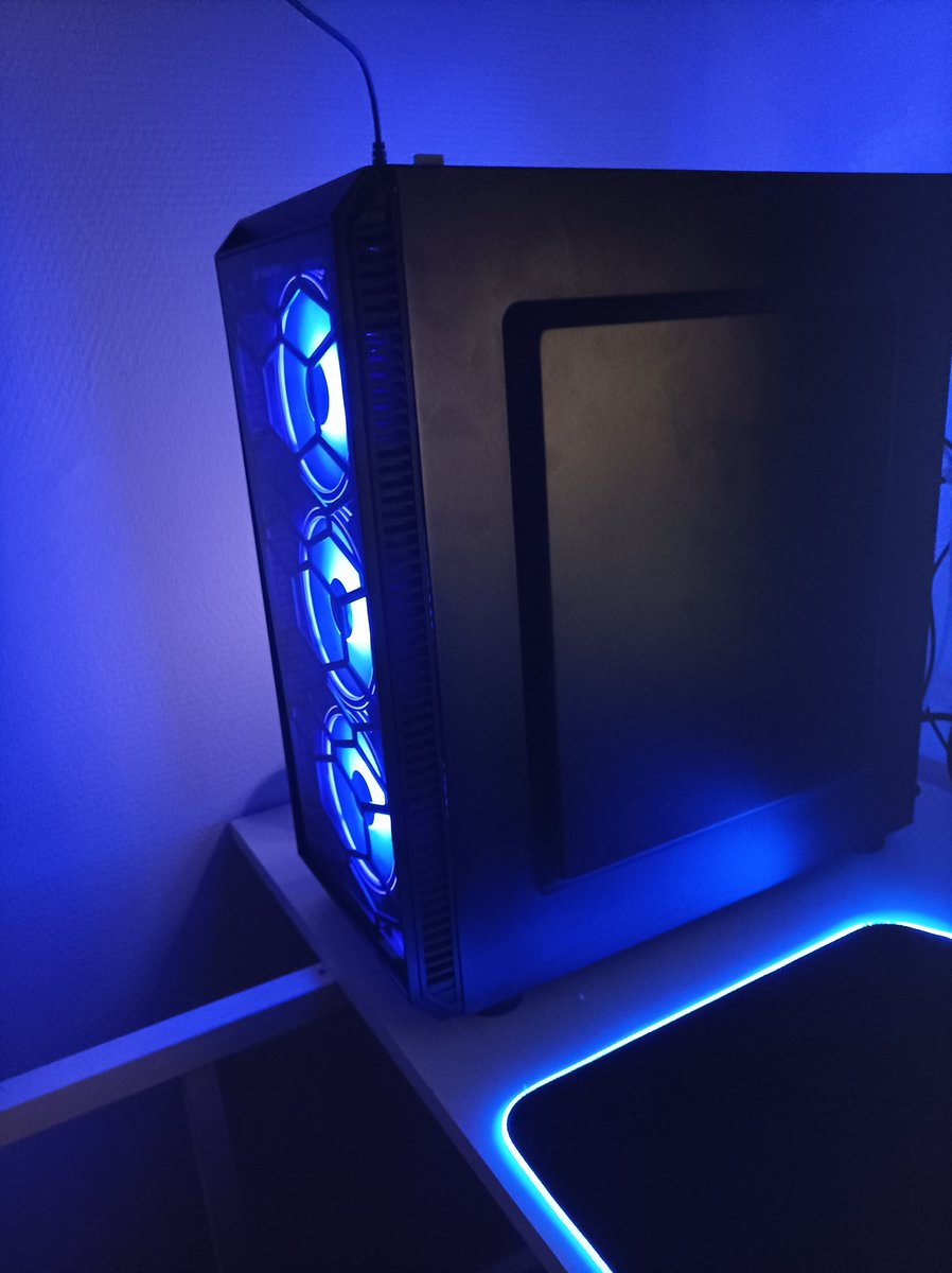 Erlyx1's tweet photo. Setup installer a la maison c'est bien mieux https://t.co/sJMjiJGwmI