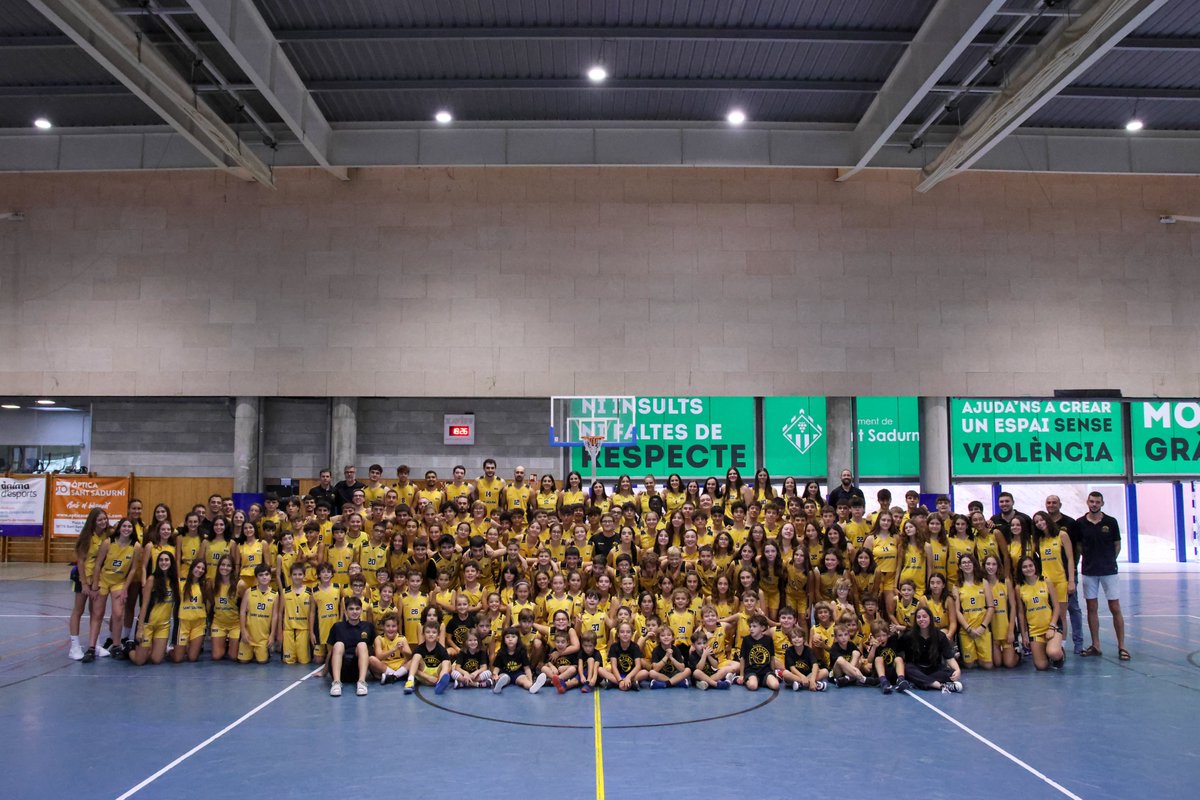 santsadurniBQ's tweet photo. ⚫ 𝗖𝗟𝗨𝗕 🟡 

Aquest cap de setmana s'ha portat a terme la presentació de club 22-23 a la ZEM de
@santsadurni_cat amb la presència de la regidora d'esports, Arantza Molina.    

𝐂𝐨𝐧𝐬𝐮𝐥𝐭𝐚 𝐥𝐚 𝐧𝐨𝐭𝐢́𝐜𝐢𝐚 𝐜𝐨𝐦𝐩𝐥𝐞𝐭𝐚:
🔗https://t.co/eVRFAHtEaY 

@radiosantsa https://t.co/1OY92ksZ1u