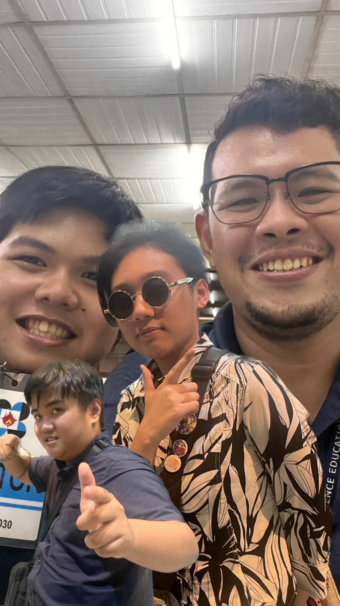 FillyCheezy's tweet photo. @lexgalit @cr_asly dw sir nakapag picture nga tayo :D https://t.co/06rM6Mg9Vj