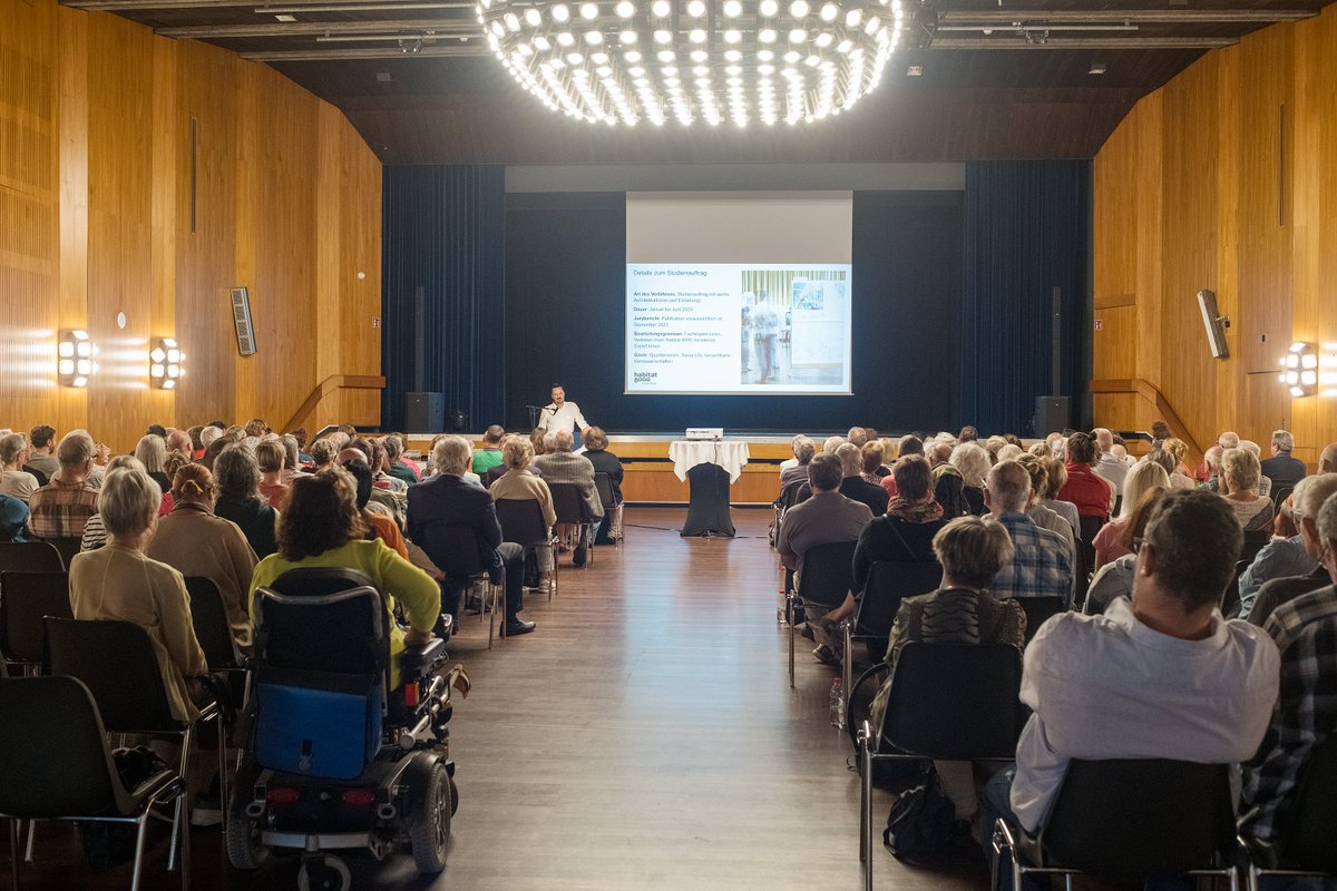 michaelbaumer's tweet image. Diese Woche konnte ich bei "Affoltern-Diagonal" mit der Bevölkerung in Kontakt treten - gemeinsam mit #SimoneBrander  und #AndréOdermatt. Ich informierte über Verbesserungen im Fahrplan @vbz_zueri_linie und die Situation bei der Wärmeversorgung. stadt-zuerich.ch/hbd/de/index/s…