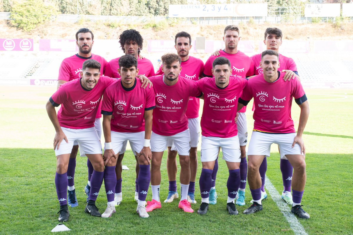 El primer equipo masculino sigue apoyando en contra el cáncer. Nuestros jugadores saltaron al campo para enfrentarse ante el <a href="/UDSanse/">U.D. Sanse</a> con la camiseta de la carrera solidaria organizada por <a href="/ContraCancerEs/">Asociación Española Contra el Cáncer</a> en Guadalajara e hicieron entrega de ellas al rival y a la afición.