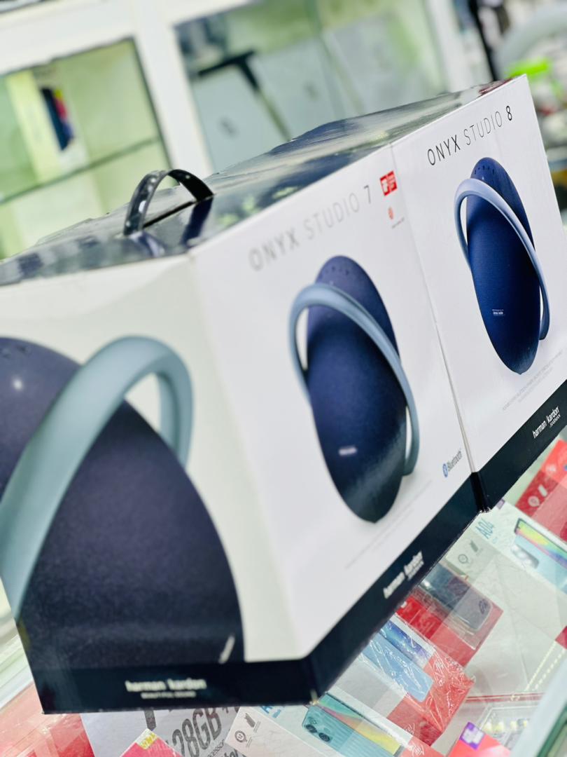 DsnComputers's tweet image. Special sound comes from an original Studios like 
Harman kardon Studio 7 Black/Blue 

Harman kardon Studio 8 Rose/Black/Blue