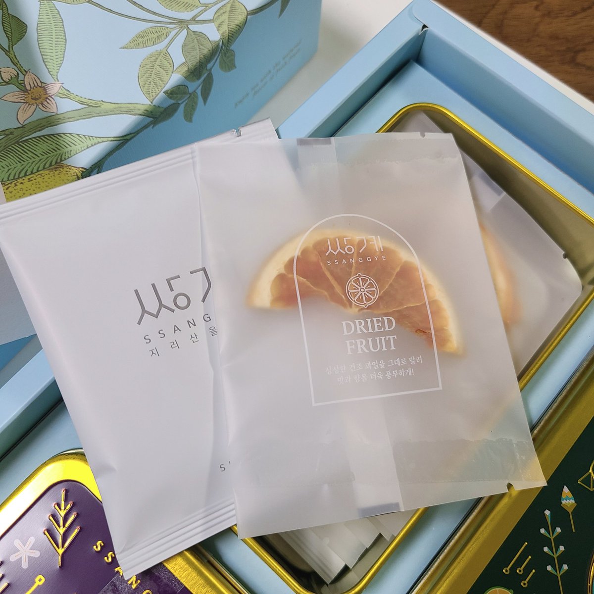 미스터블루에서 추석 선물을 보내주셨어요.
틴케이스도 예쁘고 향도 너무 좋아요.🥲 
감사히 잘 먹겠습니다! 💖