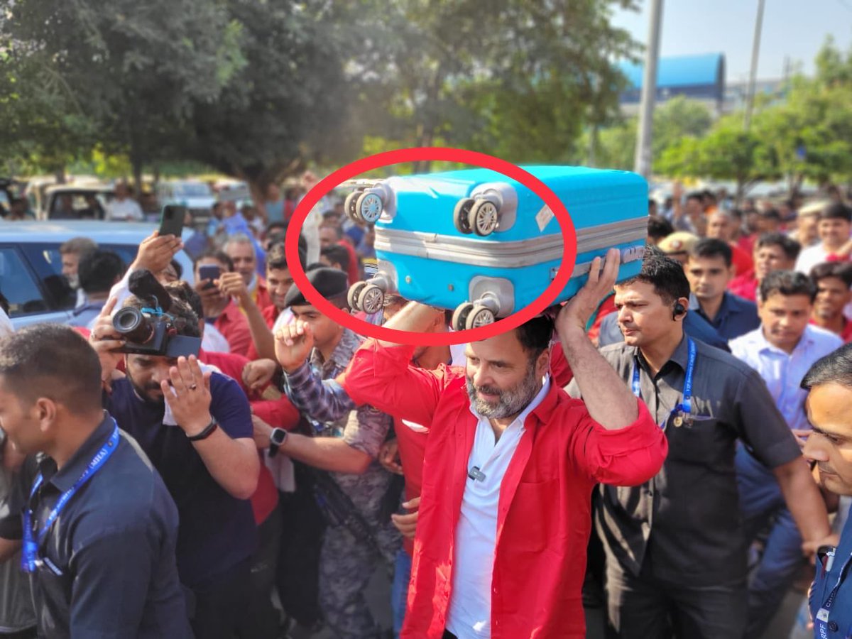 gauravbhatiabjp's tweet photo. कांग्रेस कुली सर्विस
लो, आज फिर पप्पू ने अपनी पप्पूगिरी दिखा दी🤣🤣🤣
व्हील वाला बैग सर पर लेकर सिर्फ राहुल गांधी ही चल सकते हैं।
कुली तो ईमानदार होते हैं यह तो भ्रष्टाचारी बेल वाला है। राहुल की मूर्खता का बोझ उठाते उठाते कांग्रेसी थकते नहीं हैं https://t.co/7V2lGkfFhl