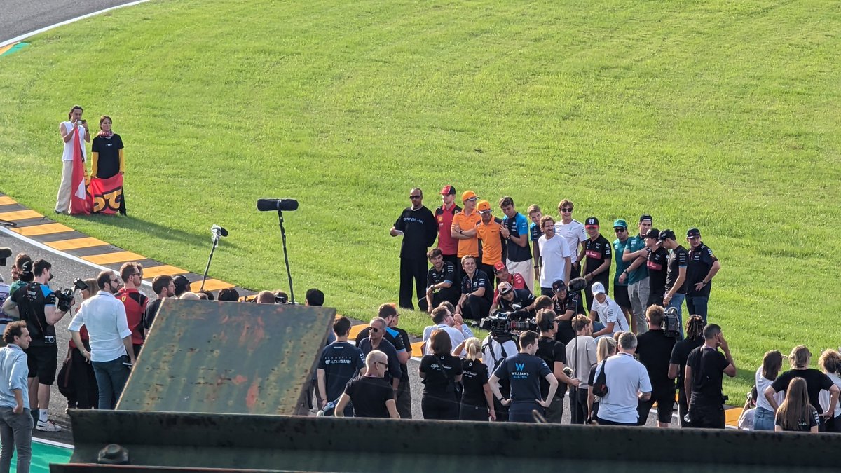 leclercsletters's tweet photo. THE WAY ALL OF THE GRID WENT TO SEE SEB'S PROJECT 🥹🥹🥹 https://t.co/vQXiuaVE87