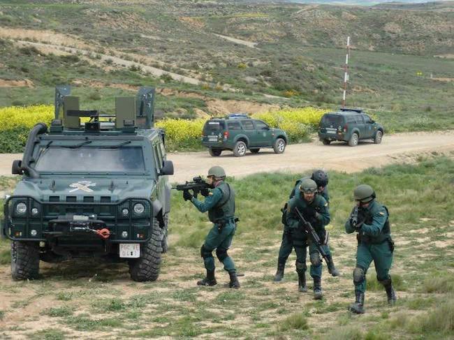 guardiacivil's tweet photo. El compañerismo surge en momentos de crisis donde las personas tienen que apoyarse y trabajar en equipo.
En el Grupo de Acción Rápida  #GAR de la @guardiacivil, están especialmente capacitados para la detención de elementos terroristas e intervención en operaciones de gran riesgo https://t.co/Dfy9Ia228n