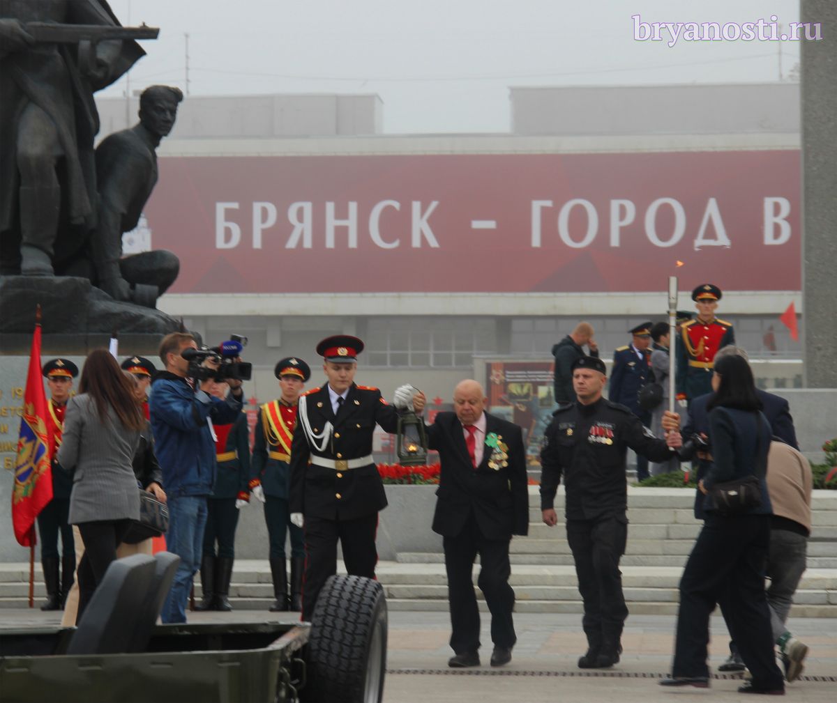 Как #Брянск встретил 80-летие освобождения города от немецко-фашистских захватчиков на площади Партизан. 
bryanosti.ru/content/80-let…
#17сентября #ВОВ #дата #КПРФ #память