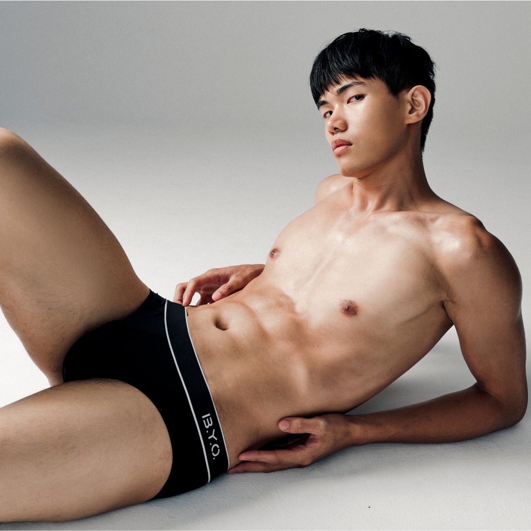 Classic MIT 改版新色環保三角內褲 現正開始預購，
「限時優惠低至7折起」
特設新尺碼XXL
全新三色 極致黑、純粹白、柔霧粉，供你選擇
_
此次與原有Classic MIT的不同之處？：
✨完美貼合身材版型，更顯男性魅力，
✨把LOGO置放於腰帶的側身，更具設計感。
✨使用再生紗材料，兼具環保與時尚，