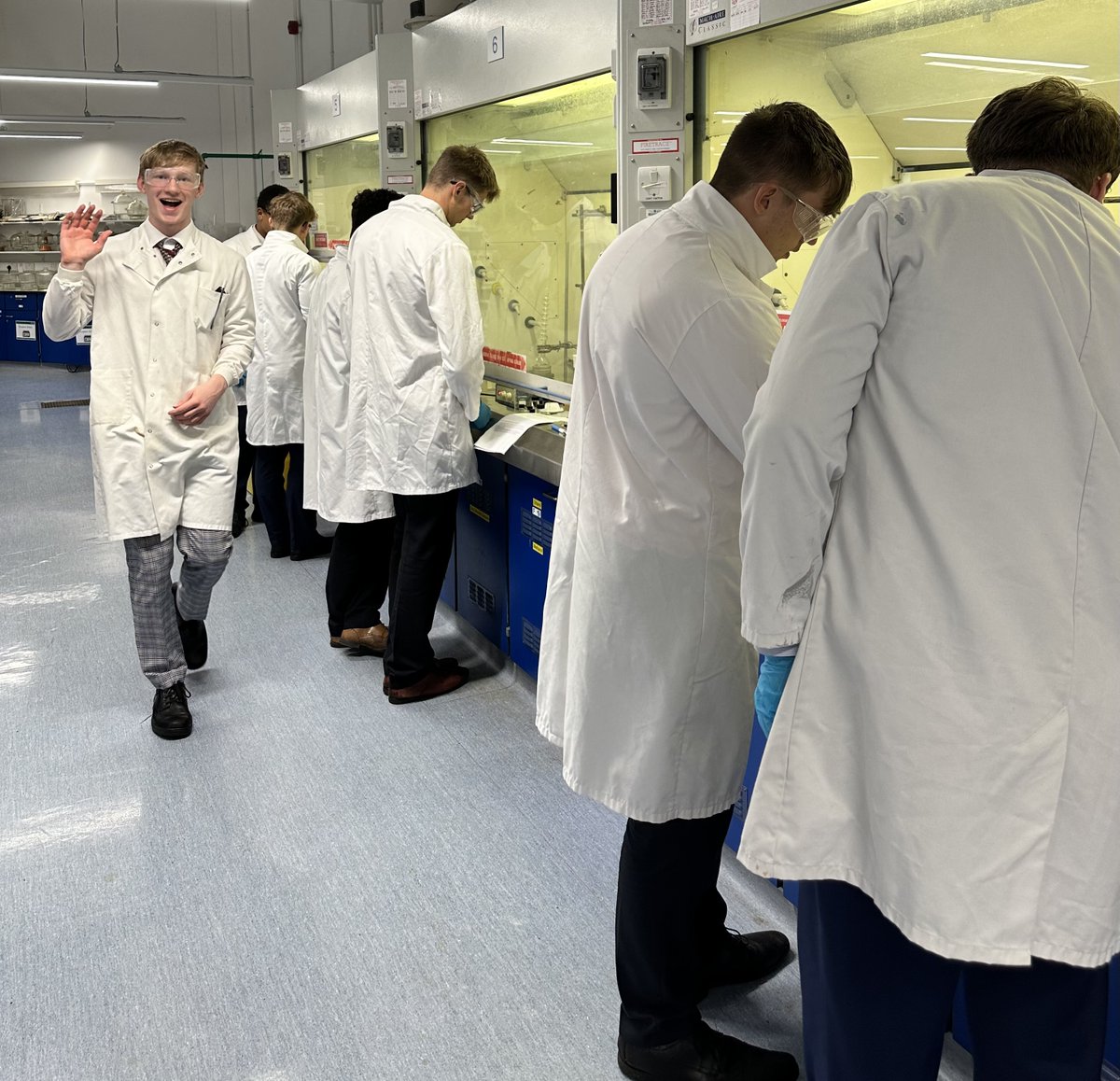 KESBathChem's tweet photo. Our Year 13 Chemists enjoyed the opportunity to use the University of Bath's superb undergraduate laboratory to manufacture some Aspirin. Thank you for having us @BathChem !! #aspirin #headachewhatheadache https://t.co/2WFJ60DR4E