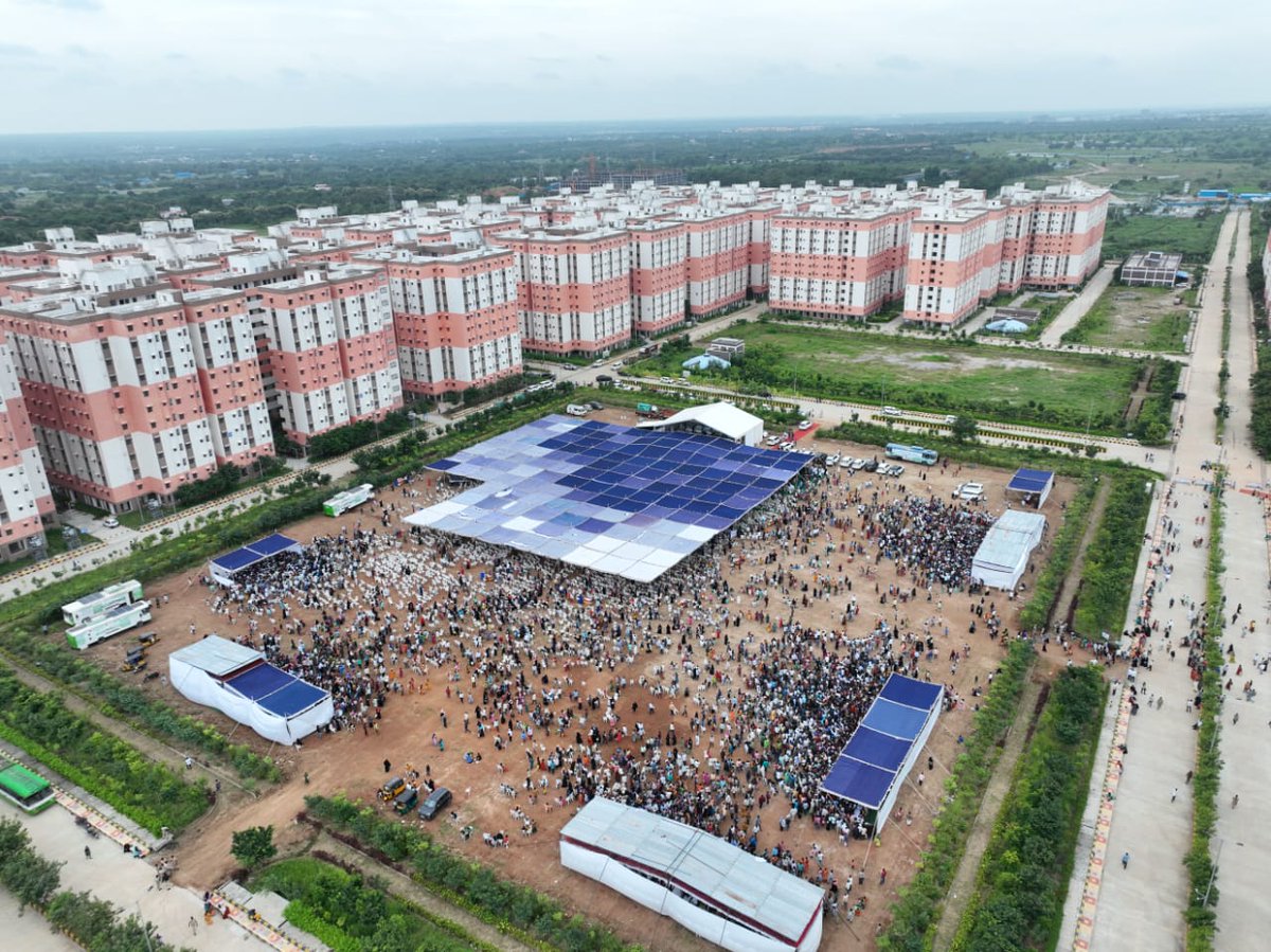 GMRMLAPTC's tweet image. పటాన్చెరు నియోజకవర్గం కొల్లూరులో రెండో విడత డబుల్ బెడ్ రూమ్ ఇళ్ల పంపిణీ కార్యక్రమంలో @BRSHarish
గారితో పాల్గొని, లబ్ధిదారులకు ఇళ్ల పట్టాలు పంపిణీ చేసిన @GMRMLAPTC గారు. 
@TelanganaCMO 
@BRSparty 
@KTRBRS 
@GHMCOnline 
#CMKCR 
@BRSTechCell