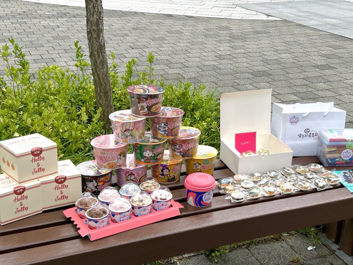 MY9MO's tweet photo. 𝟮𝟯𝟬𝟵𝟮𝟭 𝗠 𝗖𝗢𝗨𝗡𝗧 𝗗𝗢𝗪𝗡 𝗦𝗨𝗣𝗣𝗢𝗥𝗧

오늘도 #정모 (를 좋아하는 우리)가 또 쏜다! 🍱

바로 지금이야 배불러질 time🎶
열심히 2주차를 달리고있는 크래비티에게 
간식박스🎁와 정모 최애캐 애니 마카롱💕까지 
남은 활동도 화이팅! 😎

#크래비티 #CRAVITY #모먹구있정 https://t.co/v7ViQdfg3s