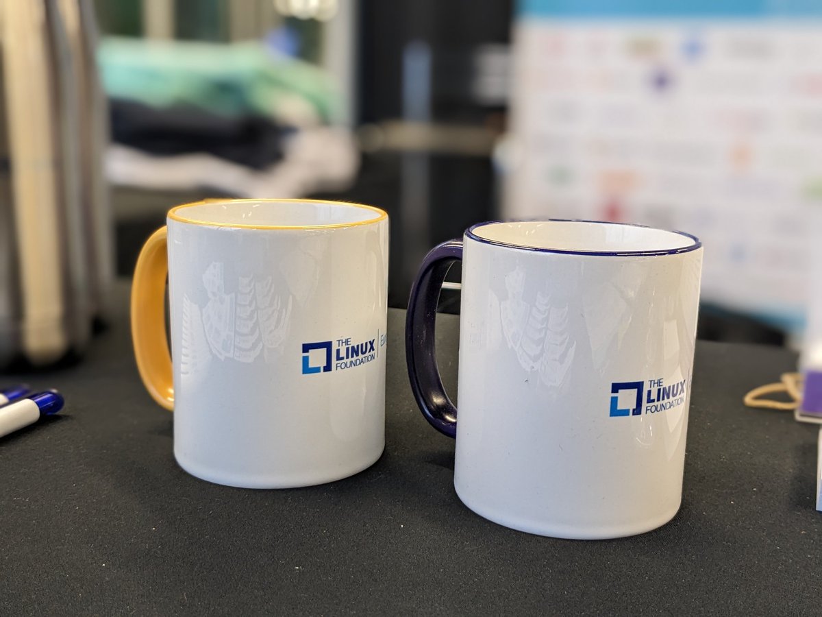 LF_Europe's tweet image. Yellow mug or Blue mug ? #ossummit #opensourcesummit