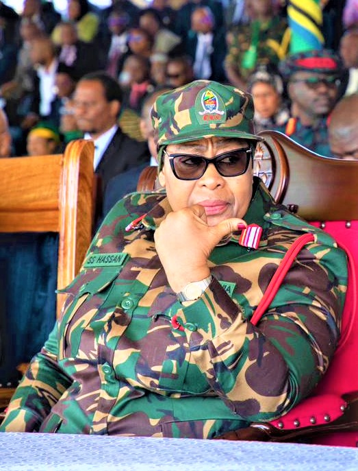 MussaIsmaelBadi's tweet image. #StrategicDefence
On 10th July,2023;
The President &amp;amp; CIC Dr.@SuluhuSamia, gestures with Chief-National Services (#JKT) MG.Rajab Mabele; during the #60thAnniversaryCelebrations at Jamhuri Stadium in Dodoma.
@dr_mpango @DrHmwinyi @DrTaxs 
 @MilanziGaudence 
@MsigwaGerson 
@Ndc_tz