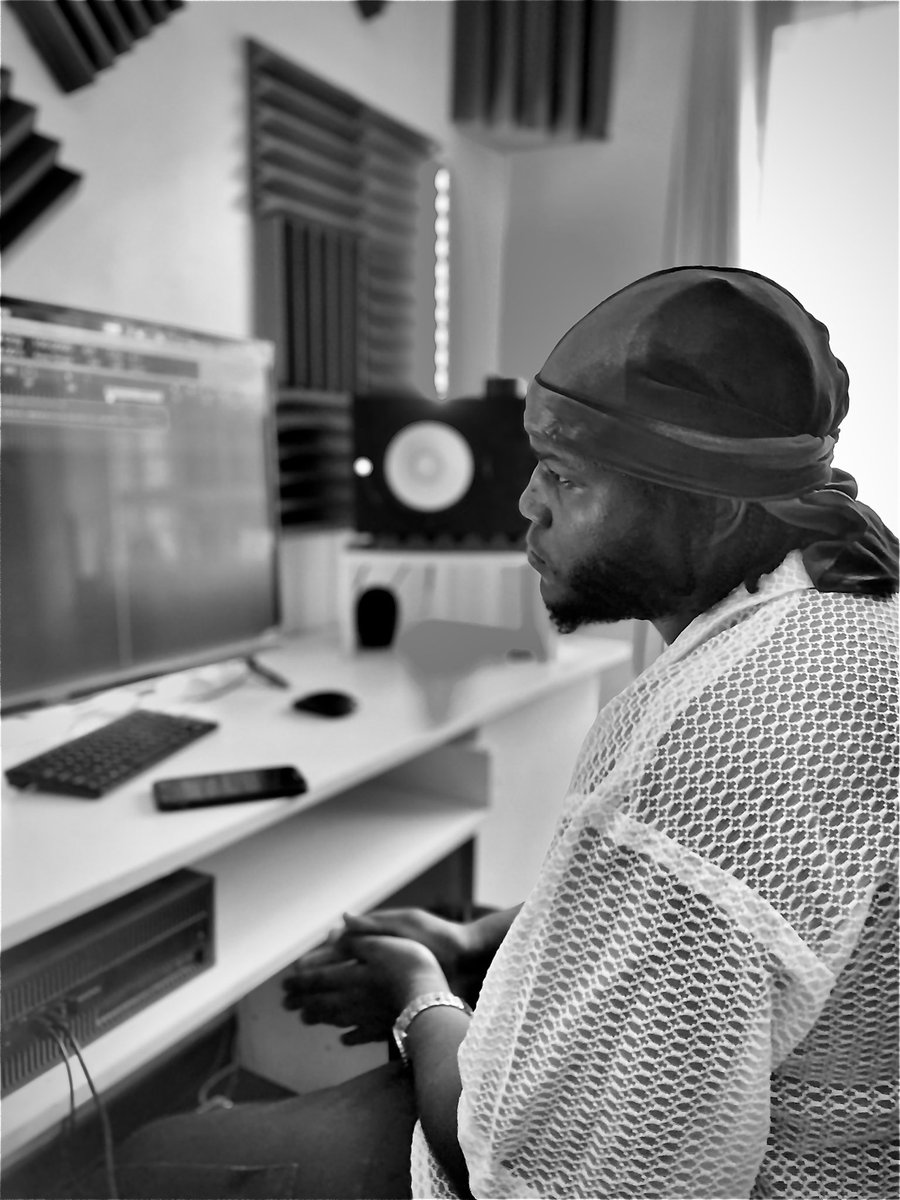 Breeder_LW_'s tweet photo. Utasemaje sina bidii, na me hushinda stu/
Cooking up soon as the beat starts, speakers boom/
Ni me na mic solo kwa booth, you snooze you lose/
Rap kwangu ni ka Ruto na 2022/ https://t.co/GOFqYEgik9