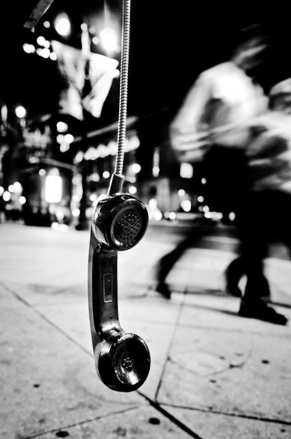 «Les jours suivants, j'ai essayé de lui téléphoner, à plusieurs reprises. Personne ne répondait. J'ai fini par penser que je n'avais pas retenu le numéro exact.»

— Patrick Modiano
#VoyageDeNoces