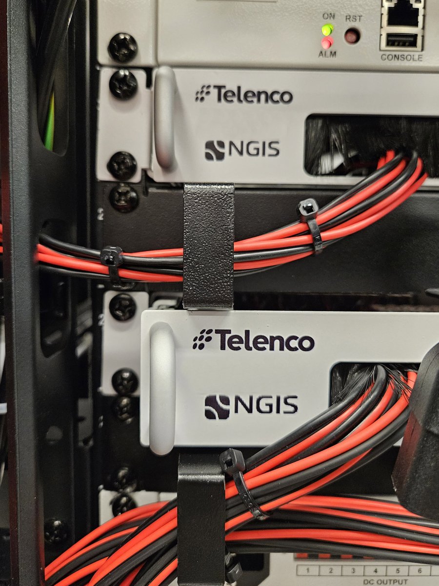 TelencoGroup's tweet image. 🚀 Telenco célèbre une étape majeure ! Nous sommes fiers d'avoir collaboré avec notre partenaire NGIS pour réaliser le premier pilote #5G indoor sur base de câble Hybride Optique au siège d'Orange Belgique.
#5Gindoor #mobilecoverage #networks #FTTA #private5G #Innovation