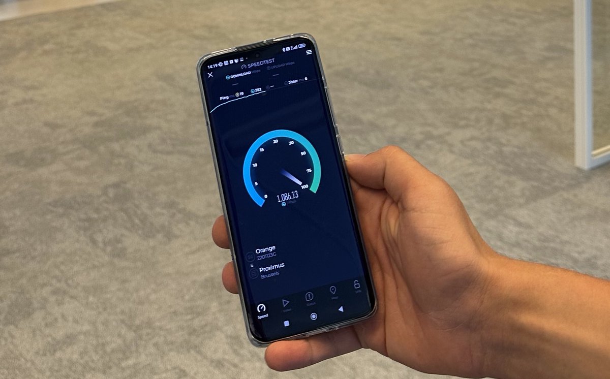 TelencoGroup's tweet image. 🚀 Telenco célèbre une étape majeure ! Nous sommes fiers d'avoir collaboré avec notre partenaire NGIS pour réaliser le premier pilote #5G indoor sur base de câble Hybride Optique au siège d'Orange Belgique.
#5Gindoor #mobilecoverage #networks #FTTA #private5G #Innovation