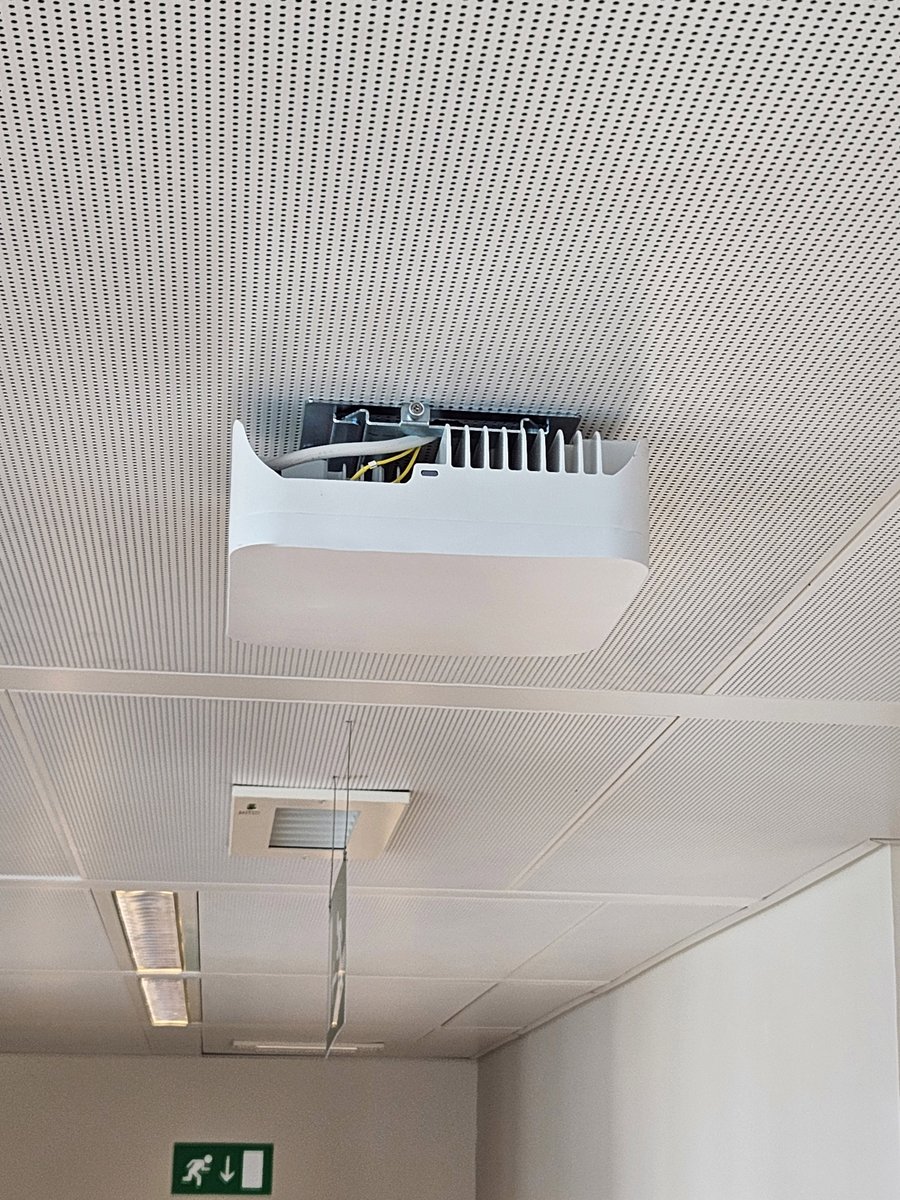 TelencoGroup's tweet image. 🚀 Telenco célèbre une étape majeure ! Nous sommes fiers d'avoir collaboré avec notre partenaire NGIS pour réaliser le premier pilote #5G indoor sur base de câble Hybride Optique au siège d'Orange Belgique.
#5Gindoor #mobilecoverage #networks #FTTA #private5G #Innovation