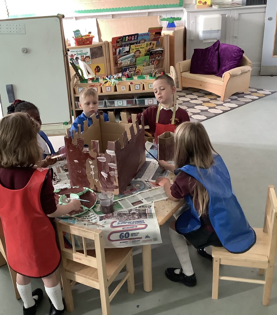 The children in P1B have been enjoying lots of model making with blocks and junk! Great creativity and teamwork all round 😊