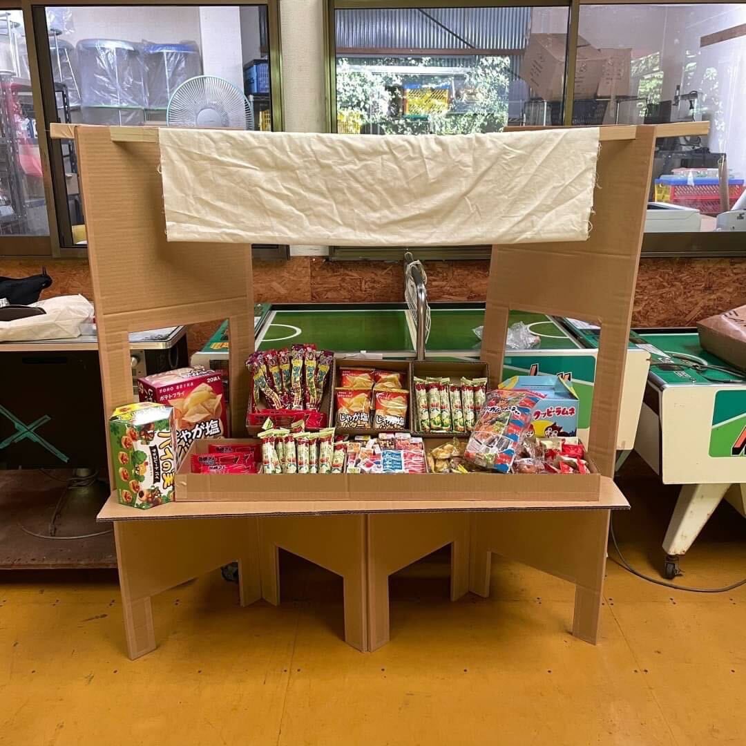 akiyapj's tweet photo. 【稲取設計室】9月の訪問では駄菓子屋オープンに向けてモックアップの作成ワークショップを開催しました✨

今回は準備の様子、作成編です！

3班に分かれてダンボールでモックアップを制作しました！ https://t.co/Lt5FGnNoV9