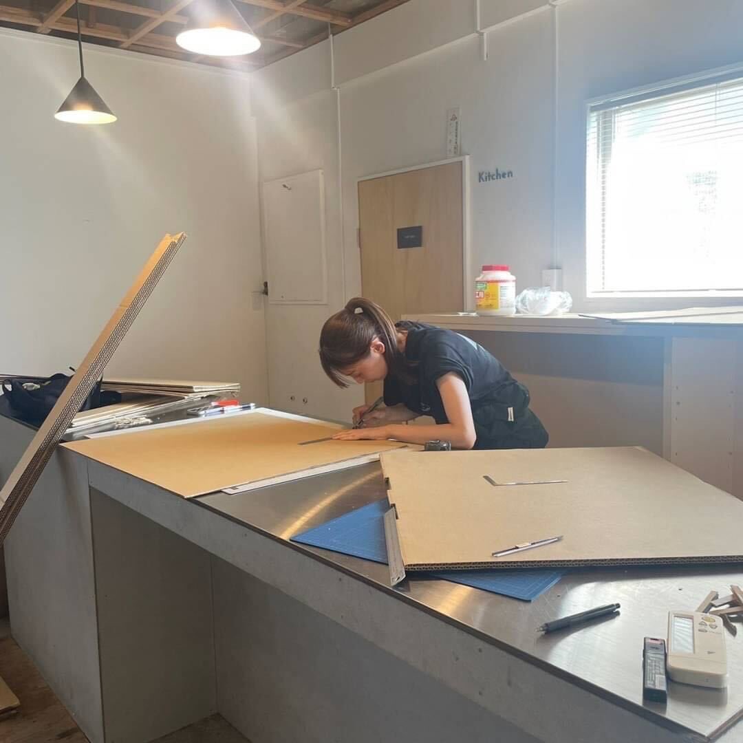 akiyapj's tweet photo. 【稲取設計室】9月の訪問では駄菓子屋オープンに向けてモックアップの作成ワークショップを開催しました✨

今回は準備の様子、作成編です！

3班に分かれてダンボールでモックアップを制作しました！ https://t.co/Lt5FGnNoV9