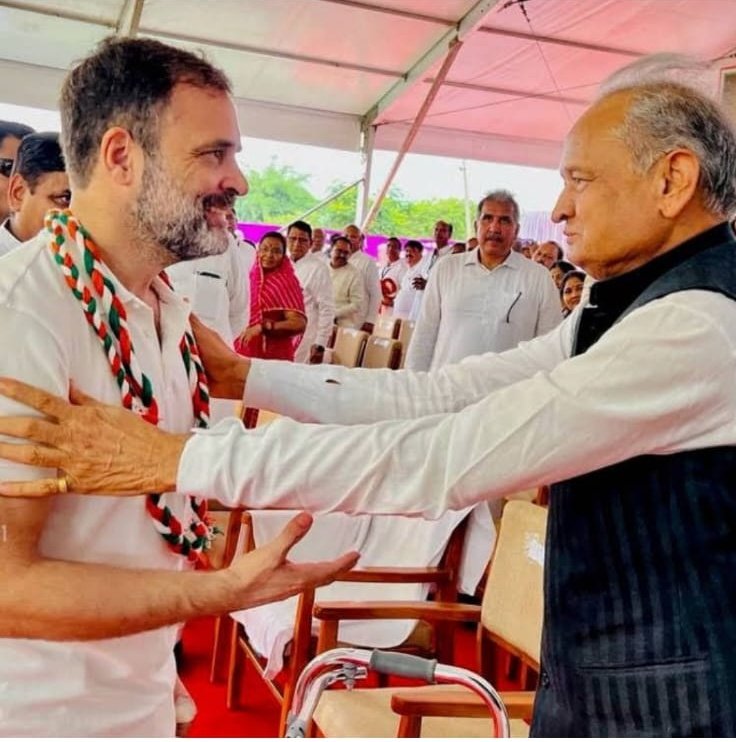 Dvndradhakad's tweet photo. @RajCMO @ashokgehlot51 आदरणीय CM साहब श्री @ashokgehlot51 जी एक अहसान विद्यार्थी मित्र अनुभव को जोड़कर पंचायत शिक्षक विद्यालय सहायकों का #नियमितीकरण करें @dsrajpurohit291 @News18Rajasthan @vinodmittal9 @ReporterSahab @RajCMO @RahulGandhi @priyankagandhi @RajGovOfficial @zeerajasthan_ @1stindianews2 https://t.co/5PLtly9MDH