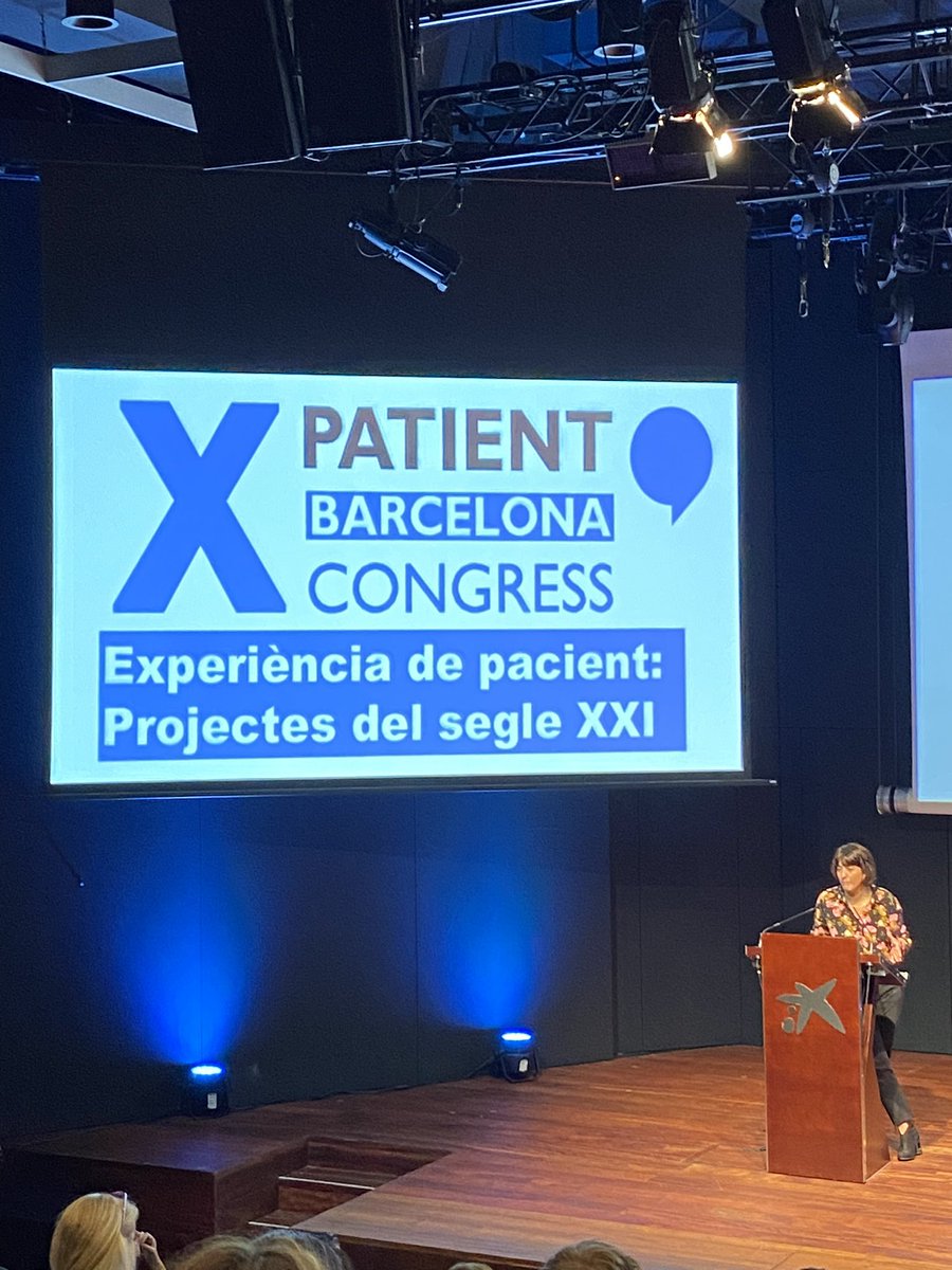 Estel Solé, actriu i escritura inaugura el 8è Congrés de l’Experiencia de Pacient, explicant-nos la seva pròpia experiència al sistema de salut. @apicsbcn