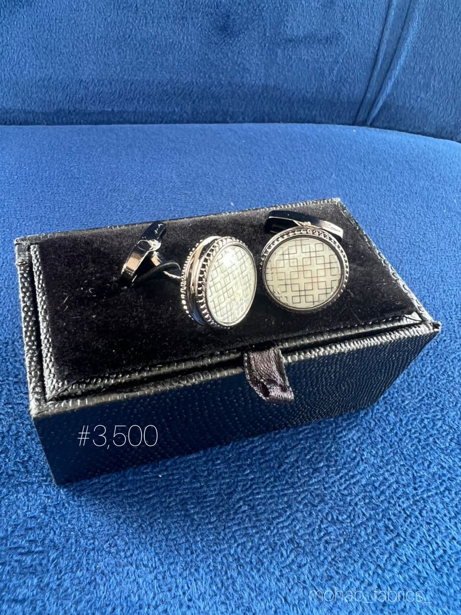 MOHAB_FABRICS's tweet photo. ⚜️⚜️
A perfect accessory to finish your formal look 
🏷:#3,500 each(comes with a protective box)
Unlimited availability 🥳🥳

#cufflinks #menaccessories https://t.co/47yfpsjGFX