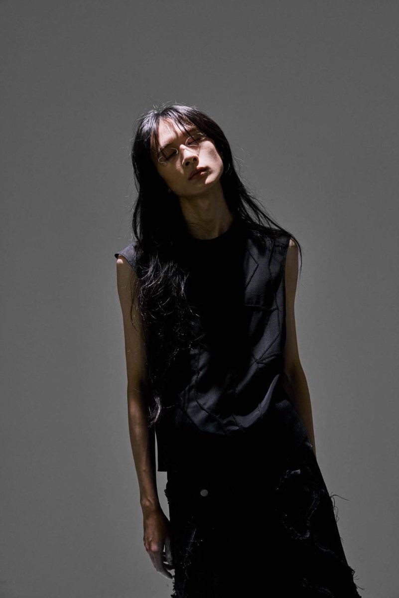 fashionsnap's tweet photo. 「フェミニンな要素を取り入れたい男性へ、メンズウェアブランドとして新しい選択肢を提案していきたい」。バンタン、文化在学生が手掛ける「アングレカム」がデビュー。 https://t.co/Ib0j2b7uMc https://t.co/yLmoYnQ042