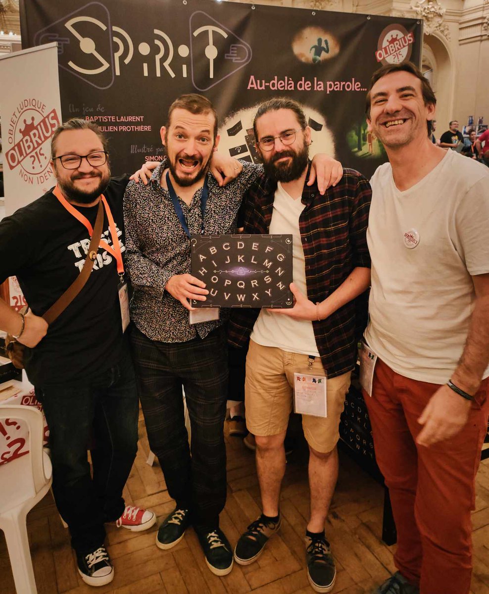 Nous y voilà ! C'est la présentation de notre nouvel OLNI au salon de Vichy.  Avec Julien Prothière, Simon Caruso, les olibrius David et Thibaut ! (Une pensée pour Baptiste Laurent...) 📷
SPIRIT, le jeu de communication autour d'une table de Divination, rencontre un vif succès !