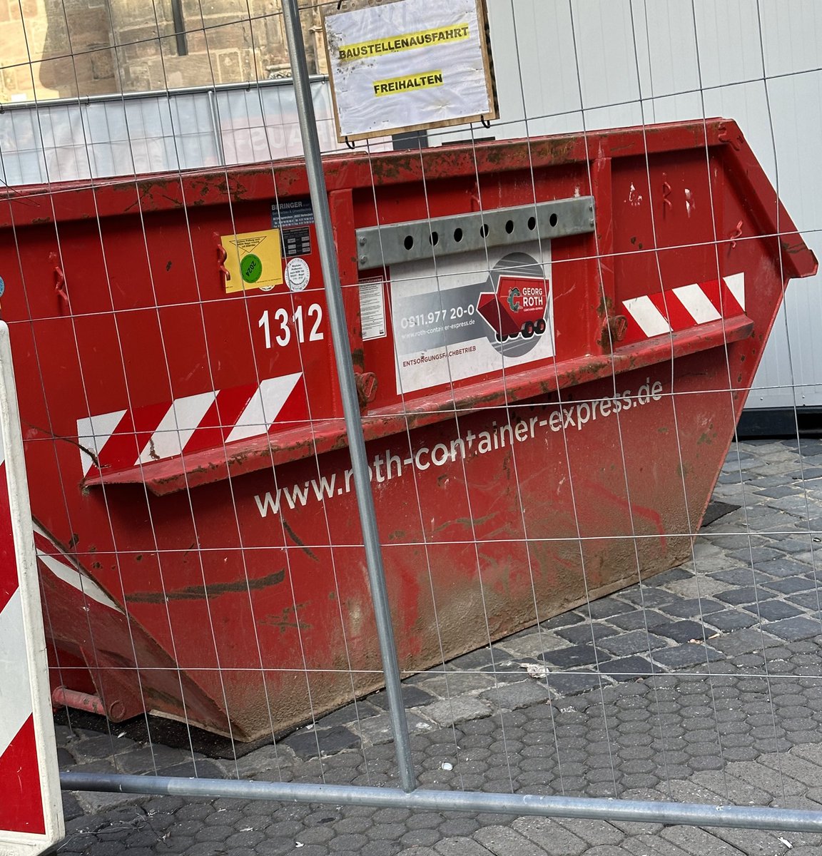 Frag mich was in diesen Schuttcontainer kommt.