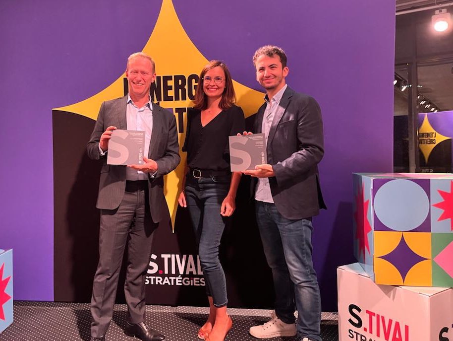 SKEMA_BS's tweet photo. [ACTUALITÉ] #SKEMA est ravie de recevoir le prix Argent dans la catégorie podcast 🎙 pour la sortie de "Makes Sense?" à l'occasion du "Grand Prix Stratégies de la communication", organisé par @Strategies 
Découvrir « Makes Sense? »: https://t.co/DRWiY6VfN7  #WeAreSKEMA #gpstrat https://t.co/IuoOd52AM2