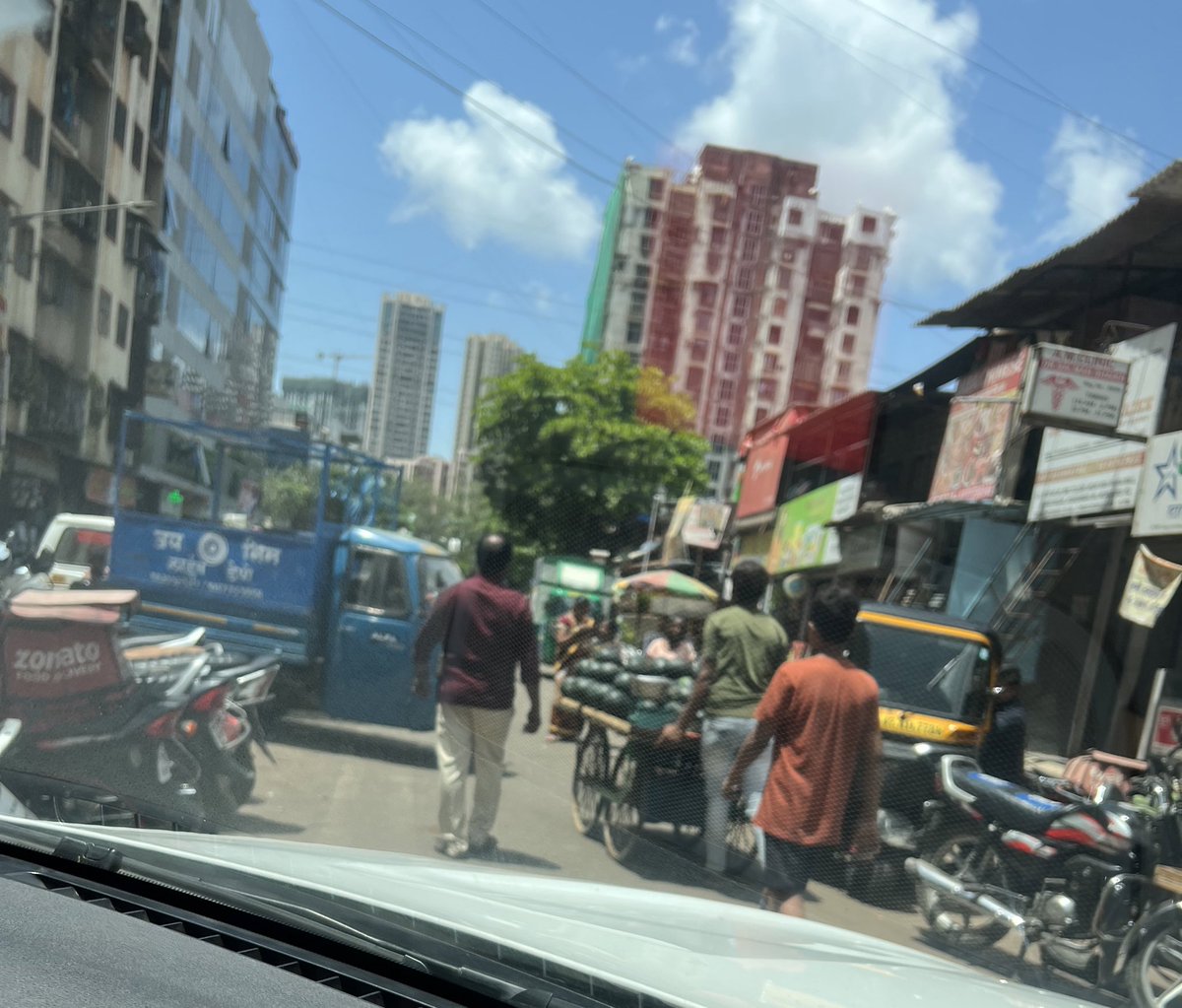 iamtanuuj's tweet photo. @mieknathshinde @mybmcwardKW @CMOMaharashtra  sir i would like 2 bring 2 your notice the road blocking that we face everyday in Anand Nagar Oshiwara bcz of bike parkings, hawkers nd other such blockage in a 1 lane road. Leaving no way for ambulance or even fire truck. Pls help 🙏🏻 https://t.co/lIEhXvsk79