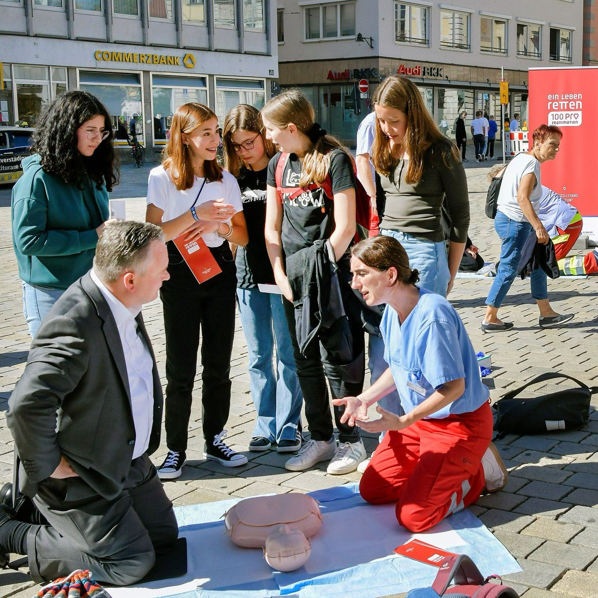 klinikumIN's tweet photo. Mit einer „Aktiven Mittagspause“ auf dem Rathausplatz, an der sich auch Oberbürgermeister Dr. Christian Scharpf beteiligte, und im #KlinikumIN hat die Klinik für #Anästhesie und Intensivmedizin in der Woche der #Wiederbelebung viele Bürger*innen erreicht. https://t.co/mbuSK1QW6S