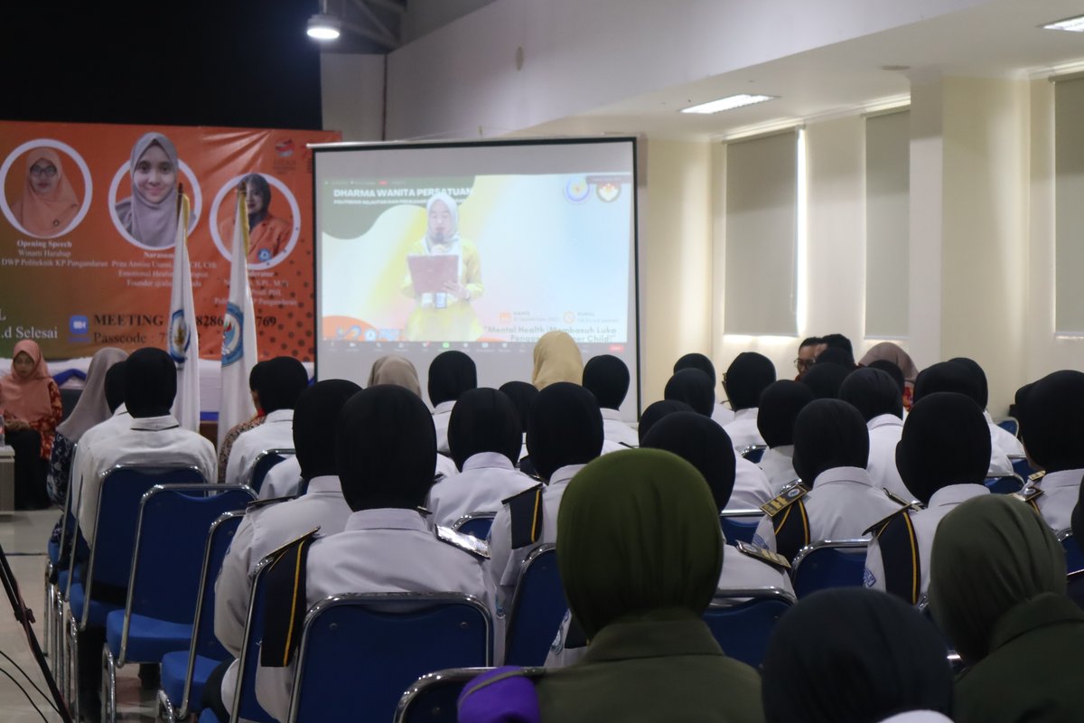 pkp_pangandaran's tweet image. Pembacaan doa dan laopran kegiatan oleh Ketua DWP PKPP pada acara webinar &quot; Mental Health&quot; yg diadakan oleh DWP PKPP, Kamis (21/9) @bppsdm_kp #kkp #dwp #pkpp #pangandaran