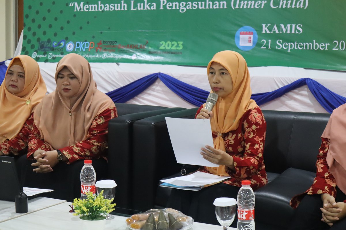 pkp_pangandaran's tweet image. Pembacaan doa dan laopran kegiatan oleh Ketua DWP PKPP pada acara webinar &quot; Mental Health&quot; yg diadakan oleh DWP PKPP, Kamis (21/9) @bppsdm_kp #kkp #dwp #pkpp #pangandaran