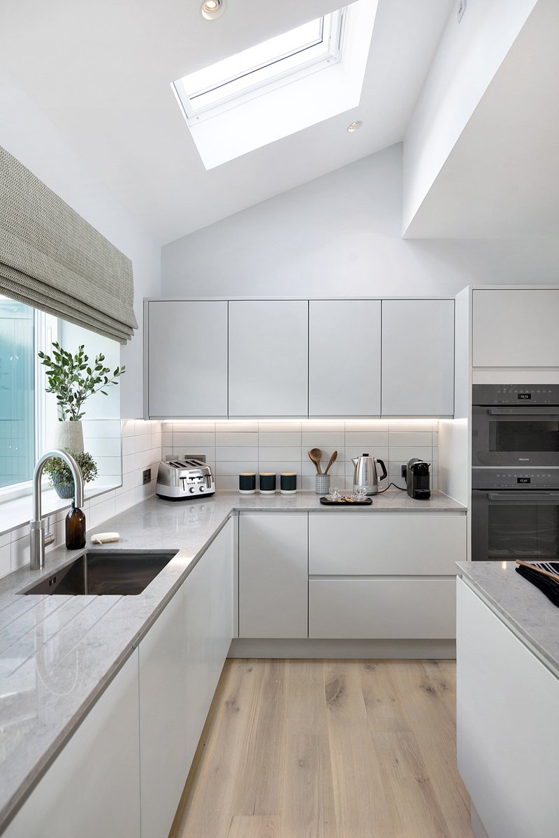 OakleyProducts's tweet image. Oakley&apos;s Decka Plank Cottonwood was chosen instead of cold floor tiles to add warmth and texture to this kitchen

Learn more : oakleyproductssw.co.uk/product/decka-…

#oakleyproducts #deckaplank #deckaplankcottonwood #kitchendesign #flooring #homeimprovement #interiordesign #interiors