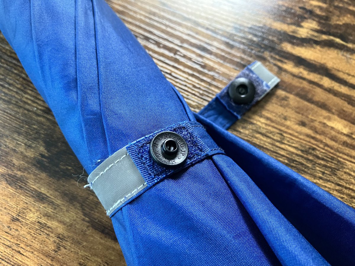pinomama36's tweet photo. 小学生の傘。マジックテープがボサボサになってくっ付かない💦処分するか〜と思ってたけど傘は使えるのに、、、ともったいなくて百均でホックを購入！穴を開ければそこからは簡単でした♩同じ理由で処分を考えてる方ぜひ試してみて下さい〜☆ https://t.co/l6cNbuw5K4