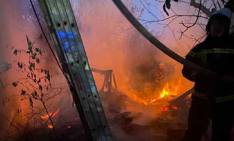 LeDivergent's tweet photo. Trois frappes de missiles contre des propriétés industrielles à Drohobytch, dans la région de Lviv https://t.co/eovbsSPRlq