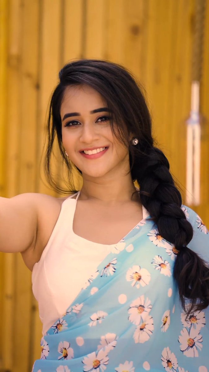 _NikiVibes's tweet photo. STUNNER 😍
#DeepthiSunaina
#Deepthireddy https://t.co/Wv7gZAGXqK