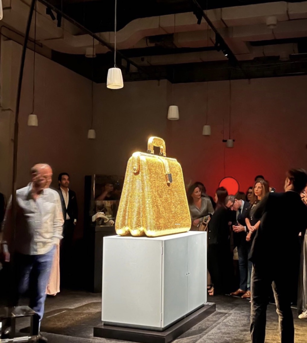 #Bisazza partecipa alla mostra “ICONE Voices of Design Made in Italy”, inaugurata il 20 settembre 2023 a Doha presso il Museo M7, con "Borsa", un'opera appartenente alla collezione Mobili Per Uomo, disegnata da #AlessandroMendini per la #FONDAZIONEBISAZZA.