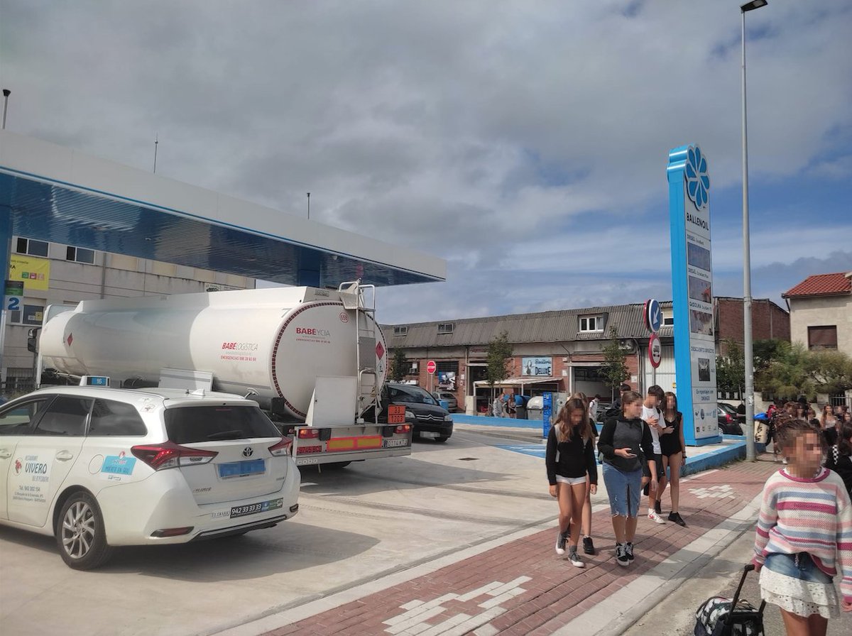 STOPgasolinera's tweet image. Eso que ven junto al camión de combustible son las ventanas de las aulas de nuestras hijas e hijos @gemaigual @cdiazmaza @SERGIOSILVA75
