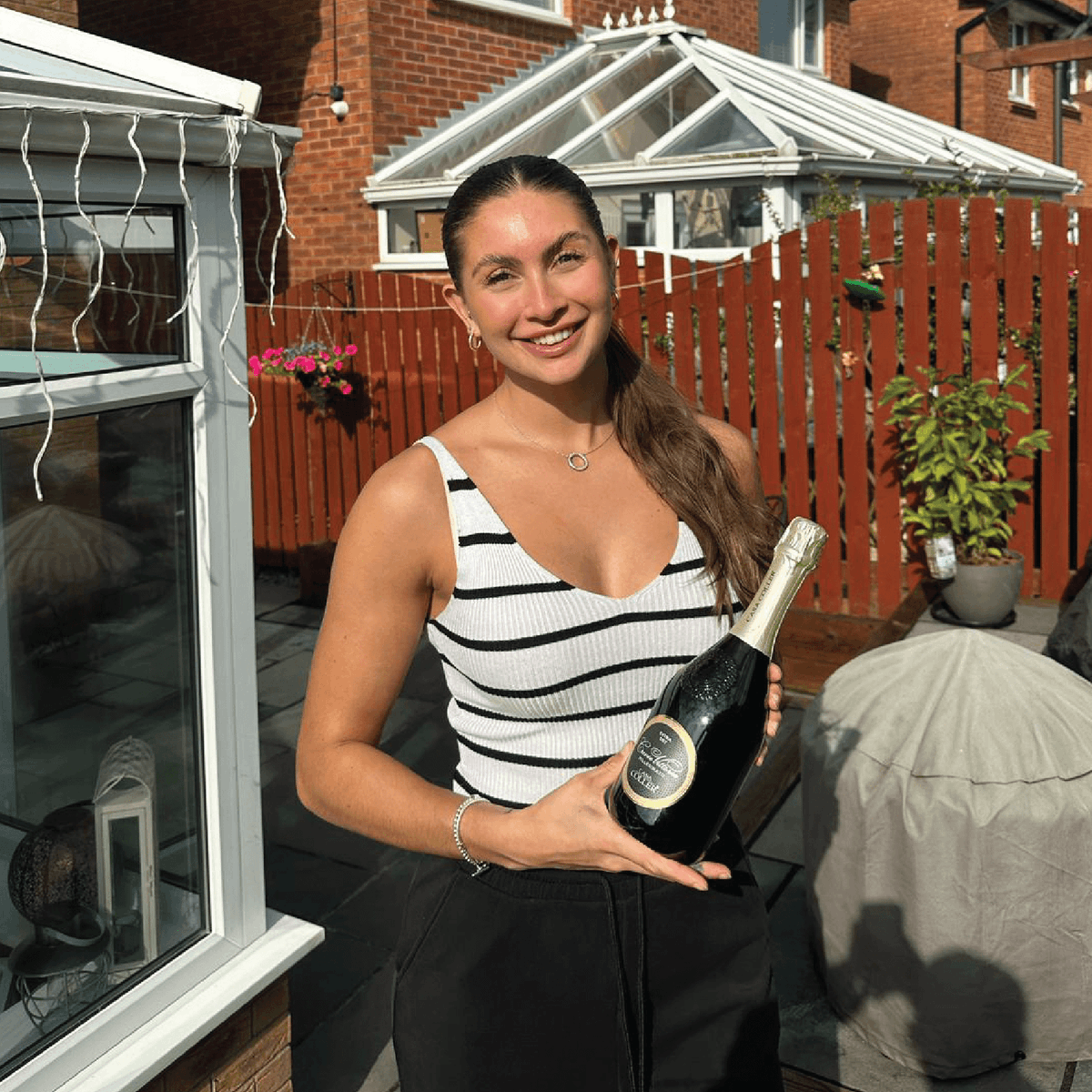 21Digital_Ltd's tweet photo. We love it when you say thanks, and even more so when it's with bubbles! Last week, Designer Abi was surprised with a bottle of bubbles from @deep_presents for her continuous hard work on their social media marketing campaigns. Great job, Abi! 🍷👏🏼🎉
#21Digital #graphicdesign https://t.co/ZIBFUNIy3f
