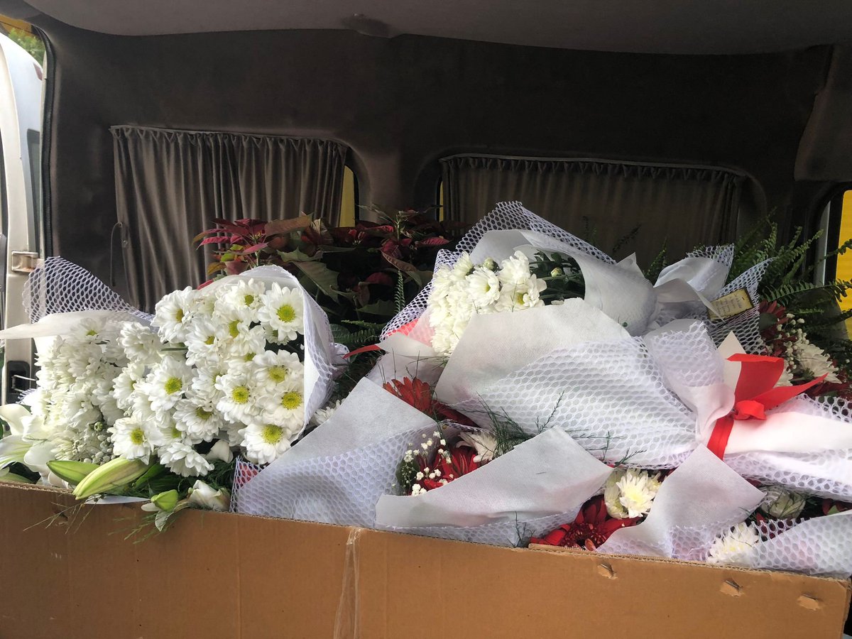 Atamalarda mülakatın kaldırılmasını isteyen öğretmenler, bu sabah Bakan Tekin'e onlarca çiçek yolladı. Çiçeklerin üzerinde şu nota yer verildi: "Bizler de bu çiçekler gibi öğrencilerinin yüreğinde yeşermeyi bekleyen öğretmenleriz. Mülakatı kaldırmanızı diliyoruz."